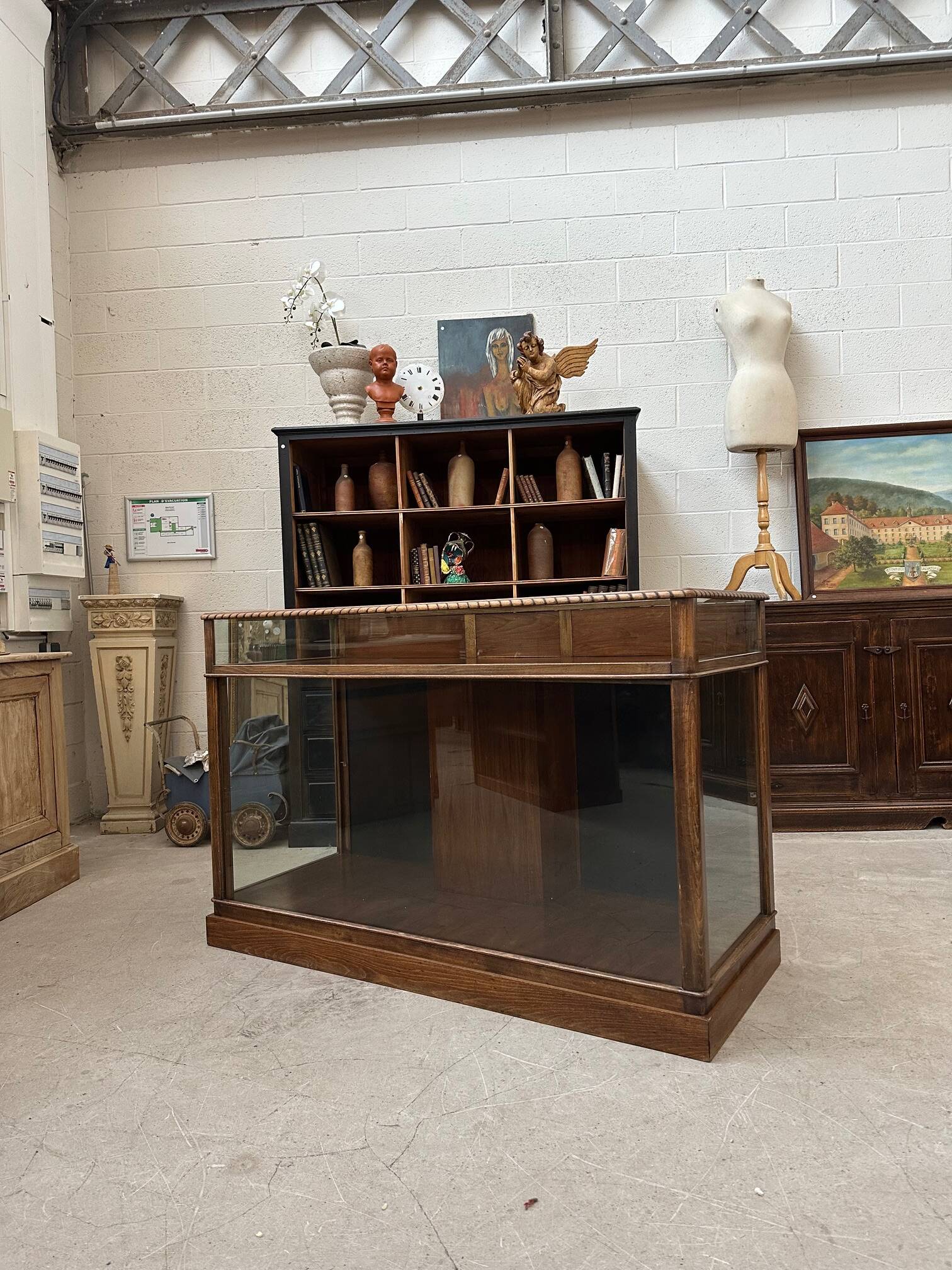 Early 20th century display counter
