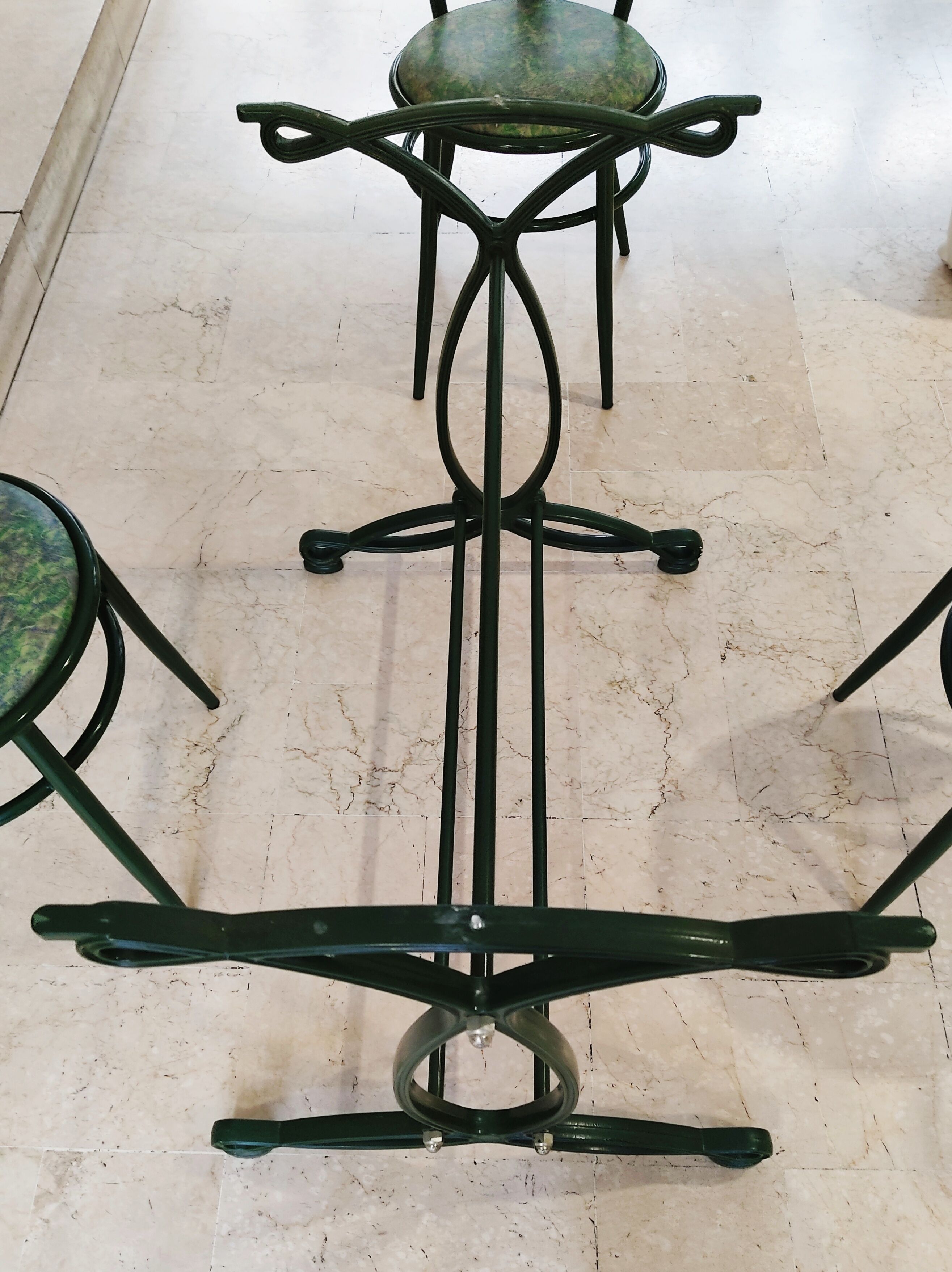 Table à manger en marbre, pieds fonte verts et 4 chaises tube acier assorties revêtement simili cuir