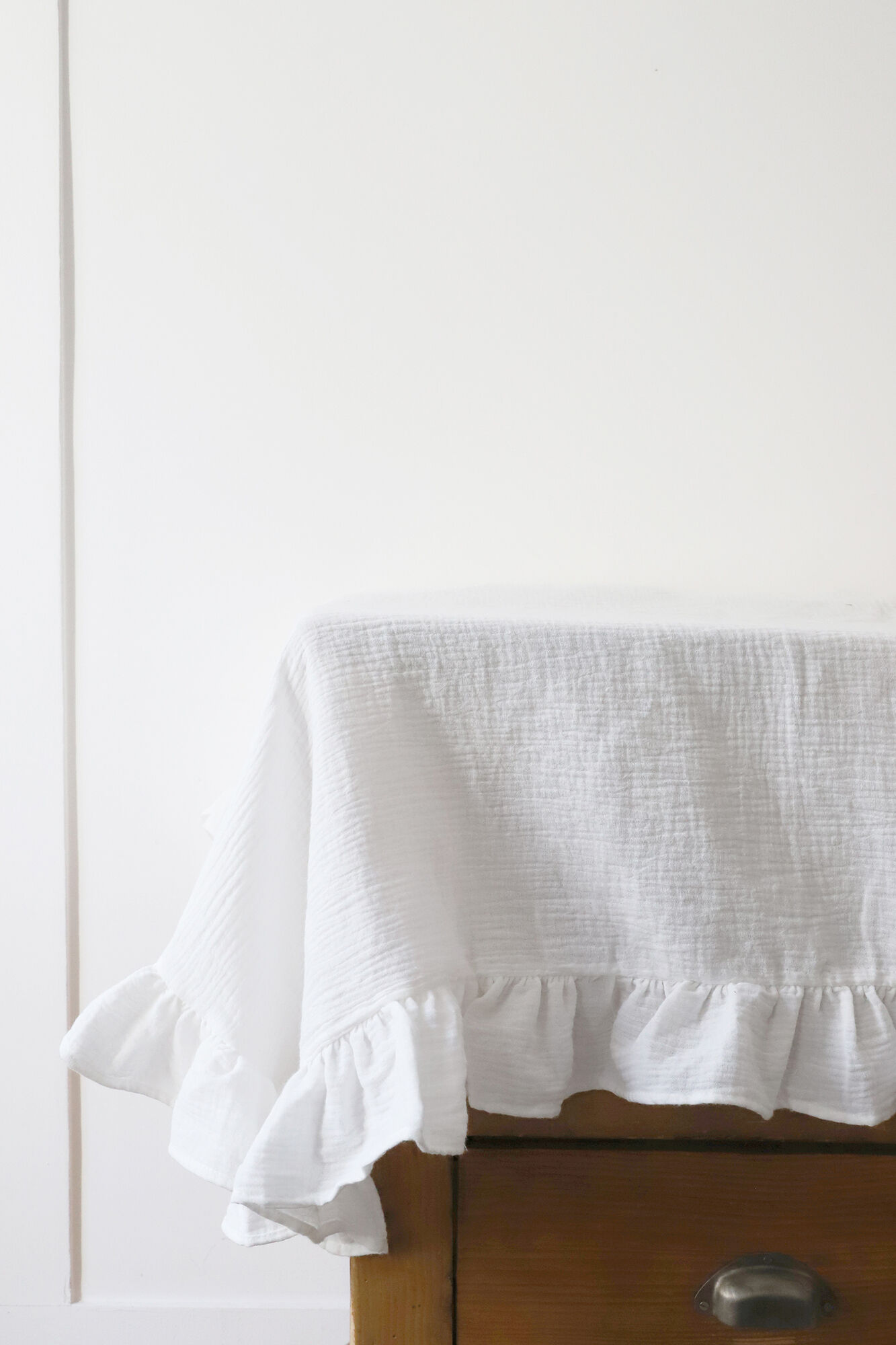 Nappe volantée en gaze de coton blanche et serviettes vichy jaune