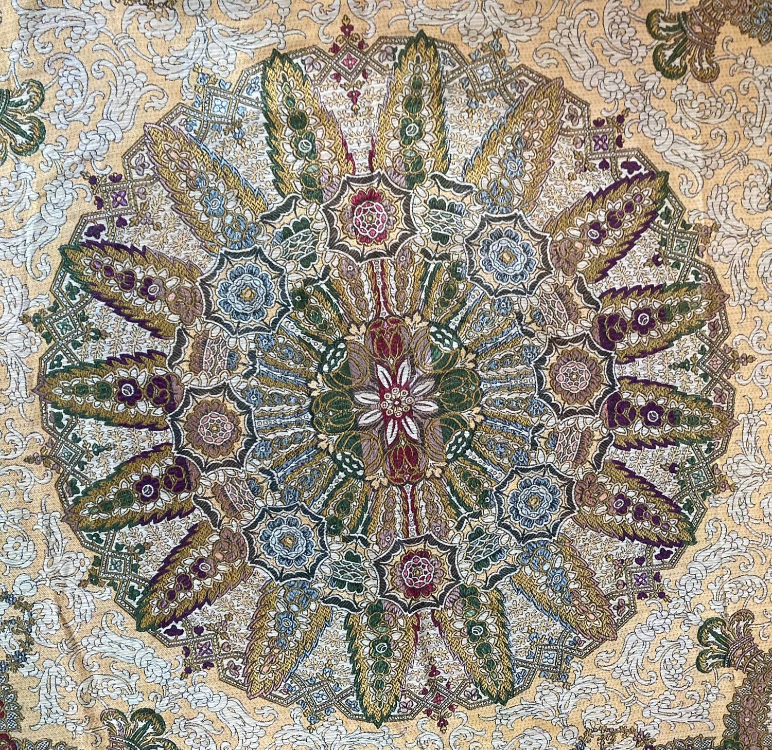 Nappe en soie d’Alger époque début XXe motifs floraux rehaussés de fils dorés, fait main