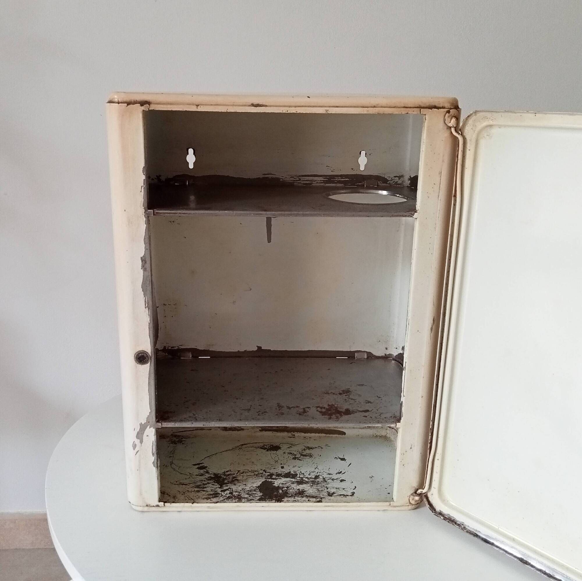 Vintage metal medicine cabinet from the 50s/60s