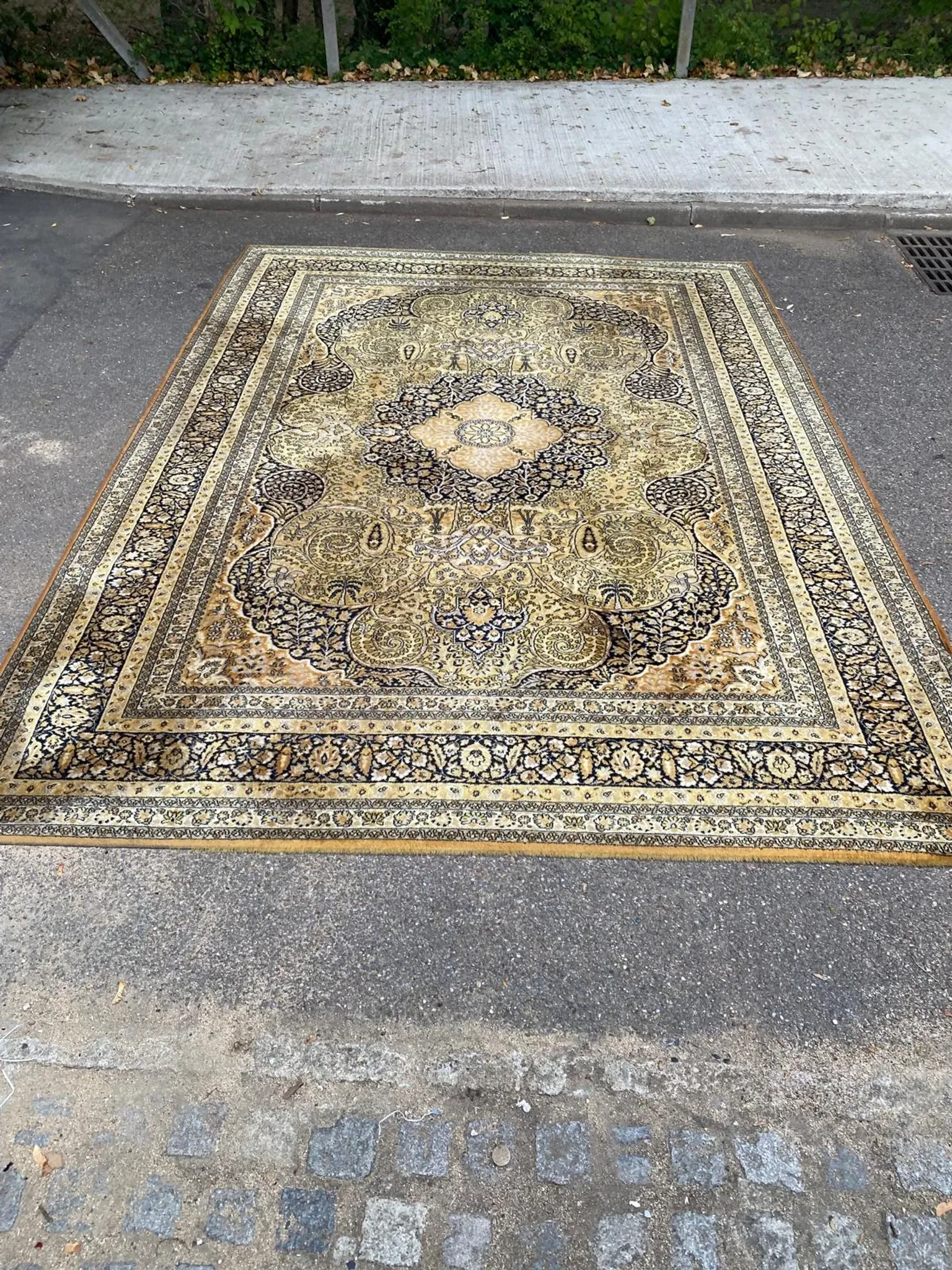 Large Persian wool rug 250x350 cm in gold and navy blue.