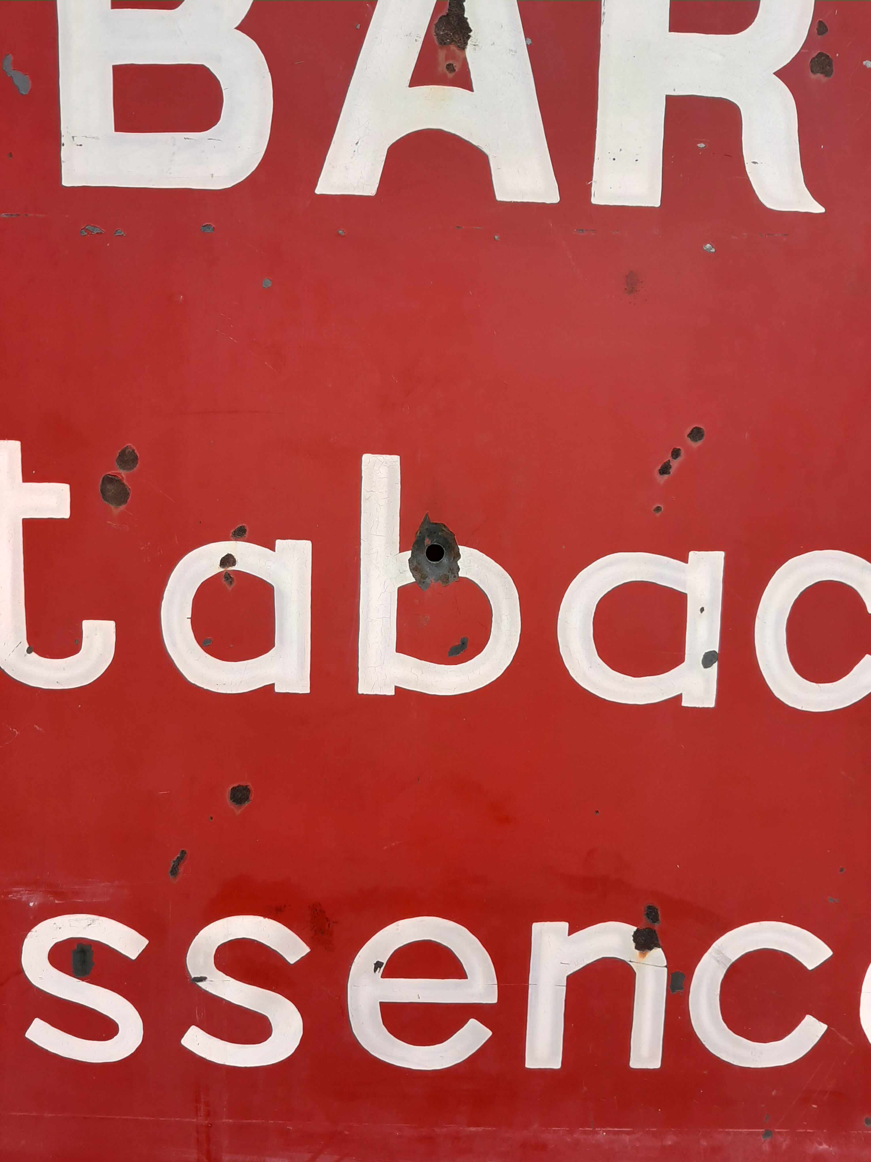 Tole sign painted "bar tobacco essence hairstyle"