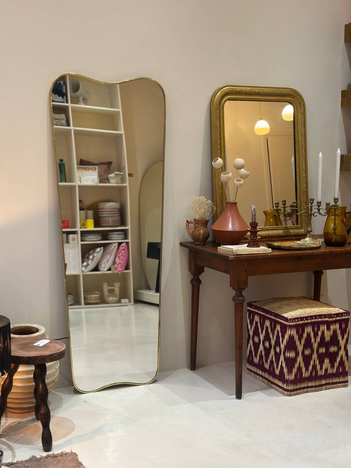 Long trapezoidal mirror in curved gilded brass, art deco modernist