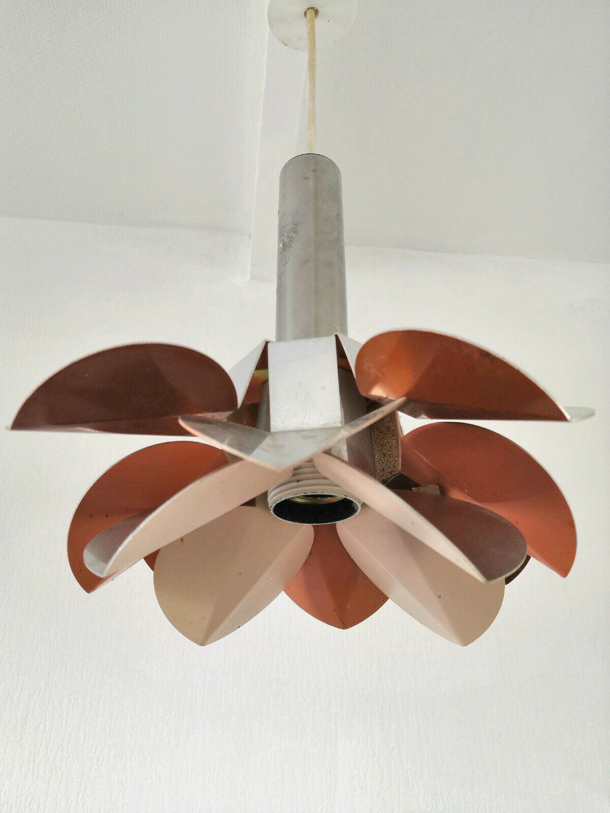 Suspension metal petals two-tone design 70s