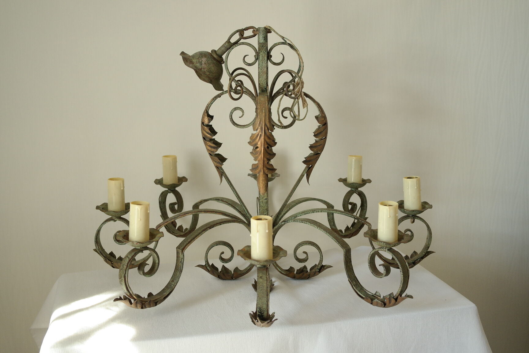 Lustre with 8 branches in wrought iron, grey-green patina and antique gilding.