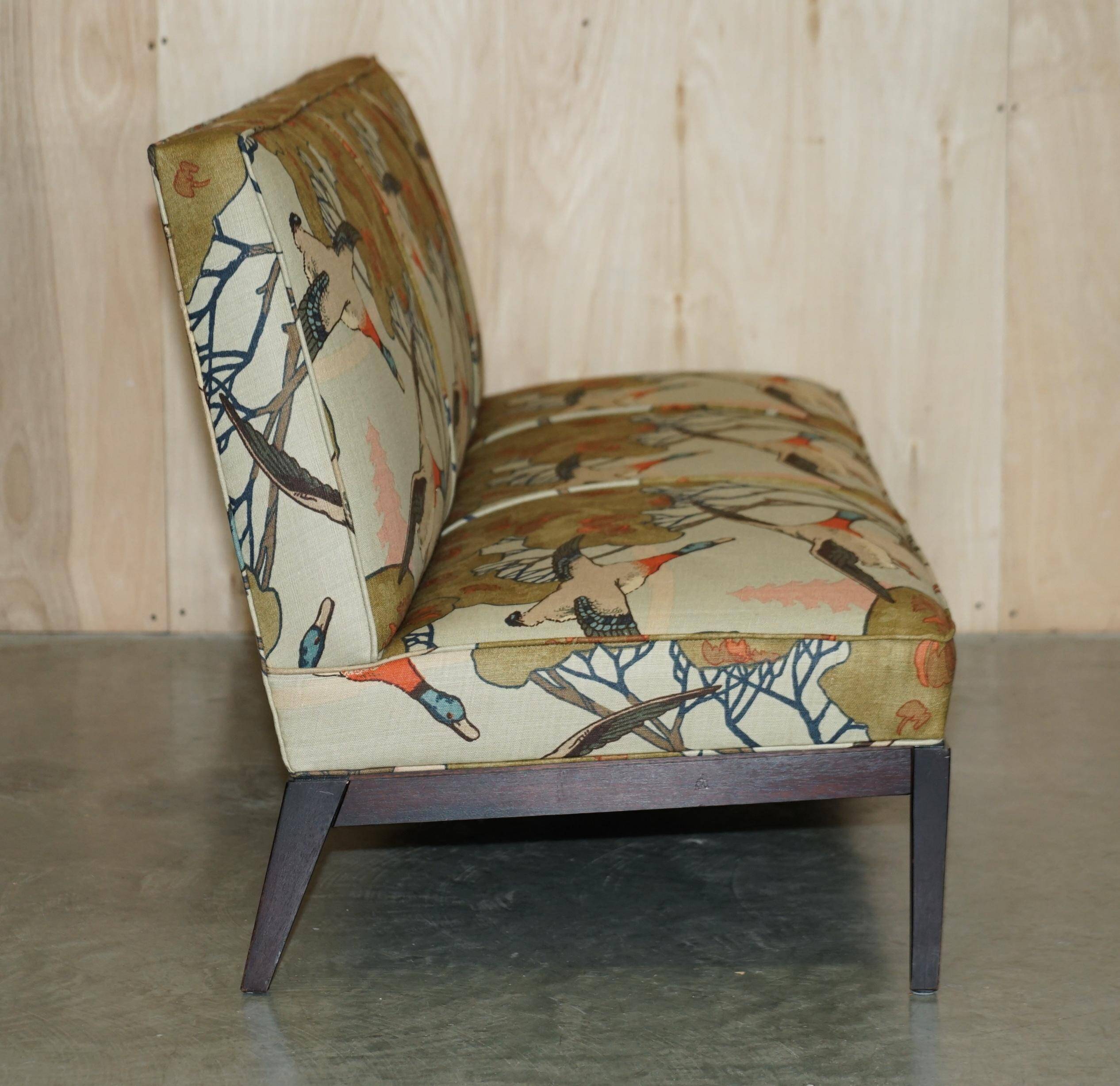 Three-seater canapé George Smith Norris restored in Mulberry linen.