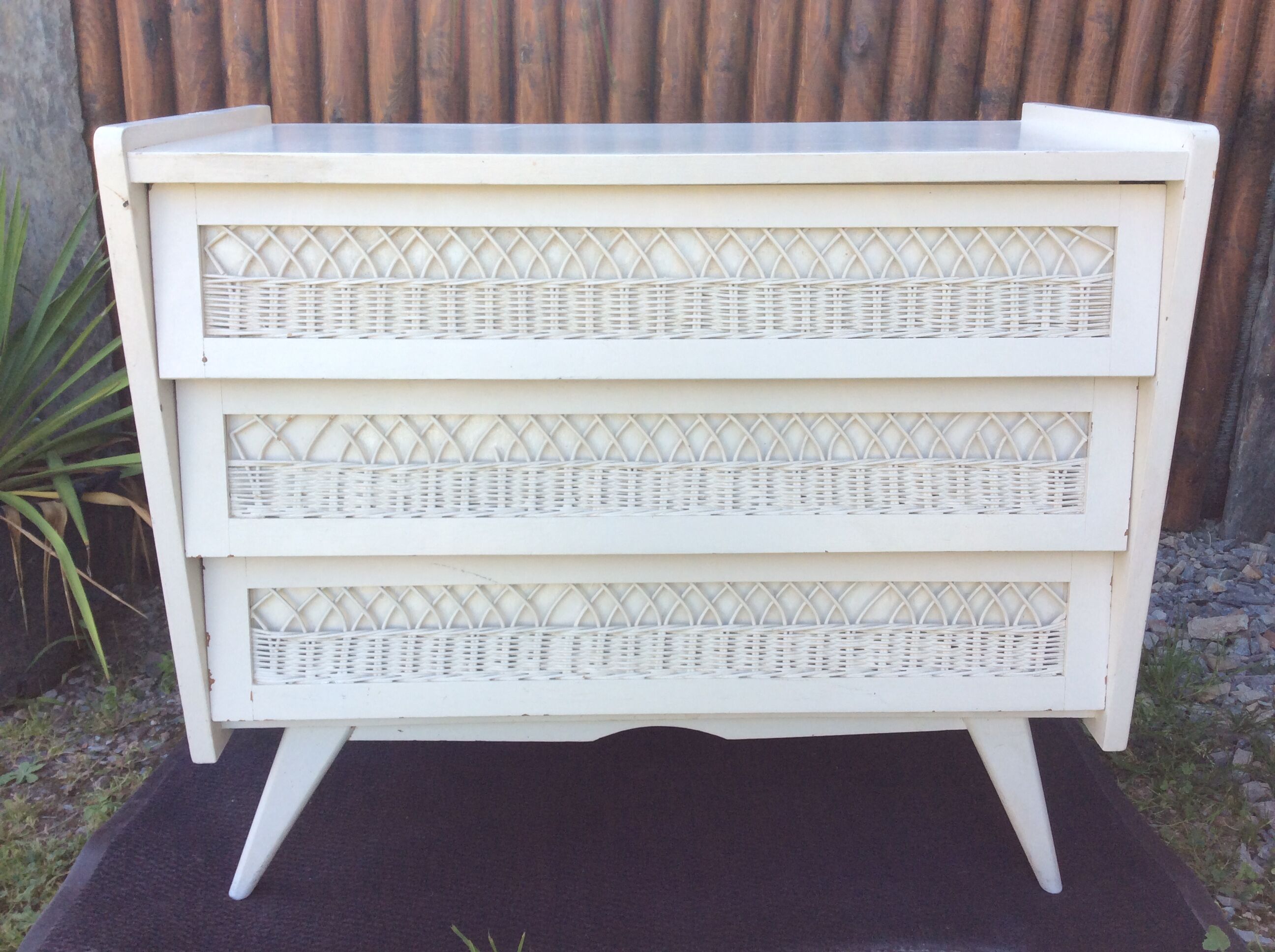 Commode vintage pieds compas tiroirs en rotin laquée blanc.