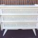 Commode vintage pieds compas tiroirs en rotin laquée blanc.