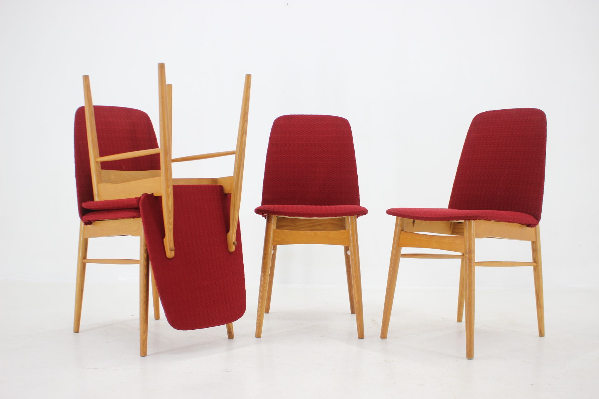 Ensemble de 6 chaises de salle à manger en frêne des années 1960, Tchécoslovaquie