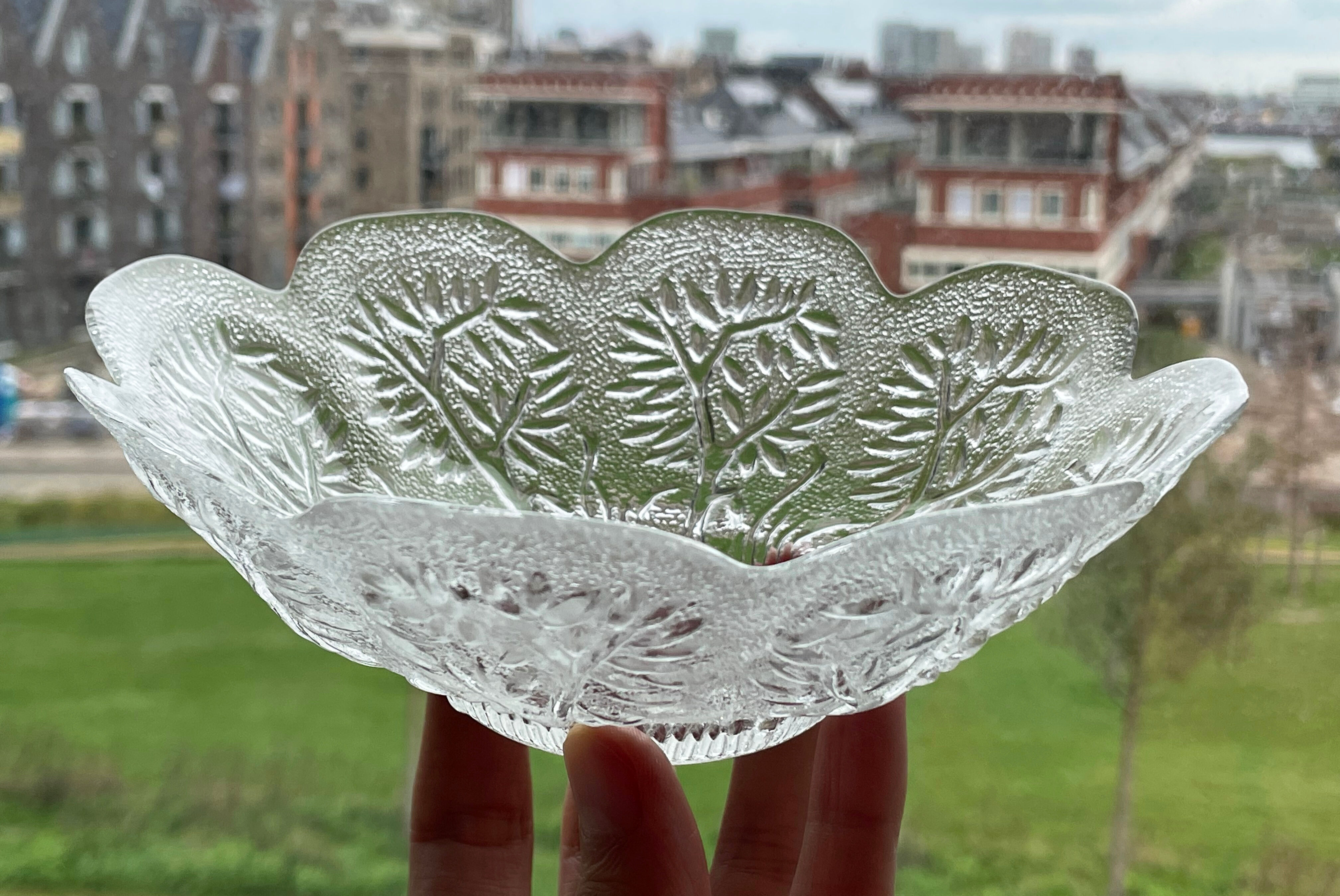 Crystal glass serving bowl