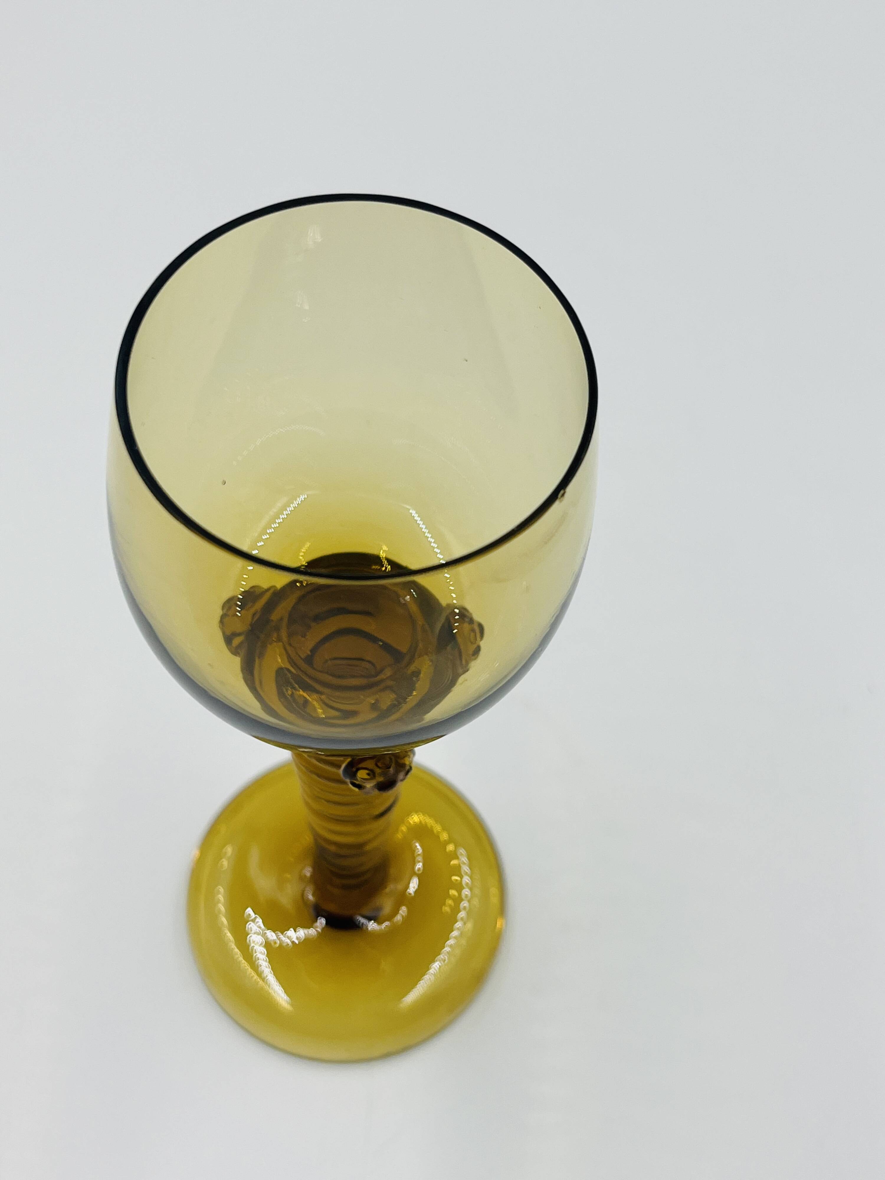 Lot de 5 verres à vin Roemer ambrés