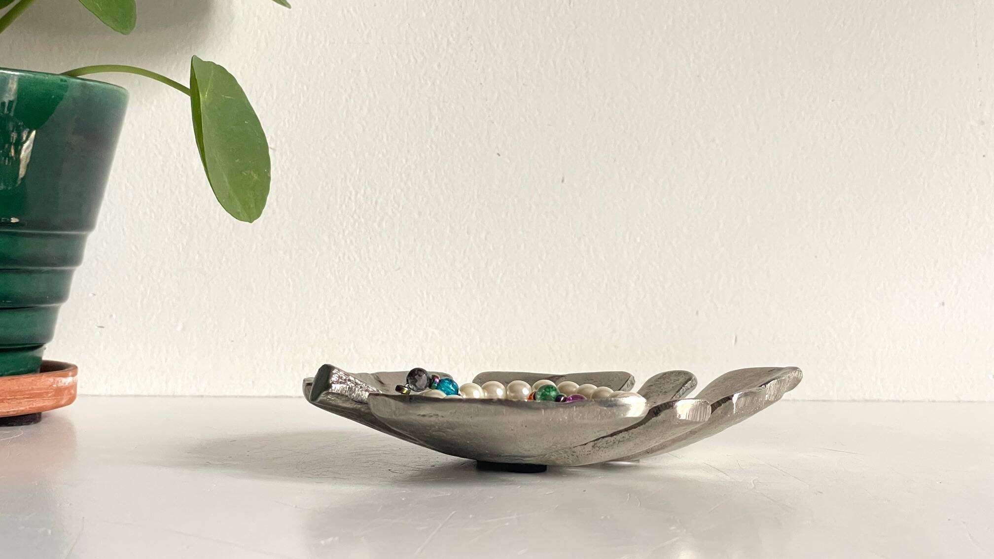 Leaf-shaped metal pocket emptier