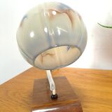 Lampe de table avec base en bois et abat-jour en verre avec des détails bleus vintage