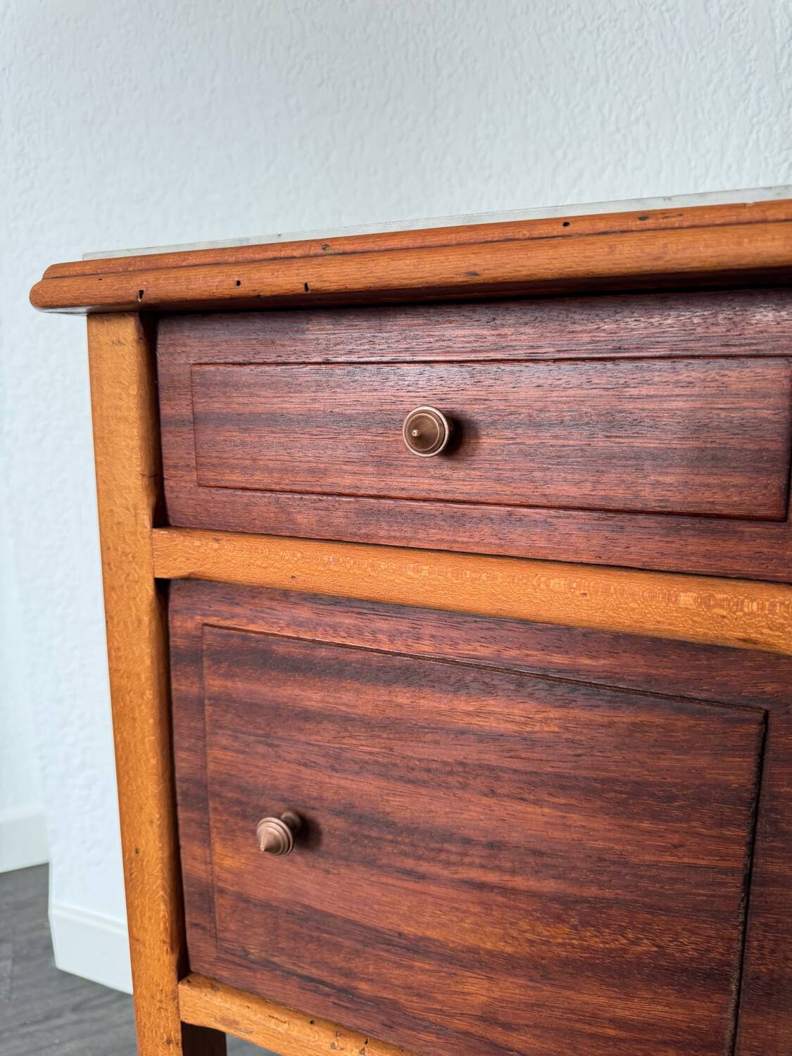 Table de chevet vintage en bois avec plateau en marbre.