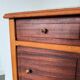 Table de chevet vintage en bois avec plateau en marbre.