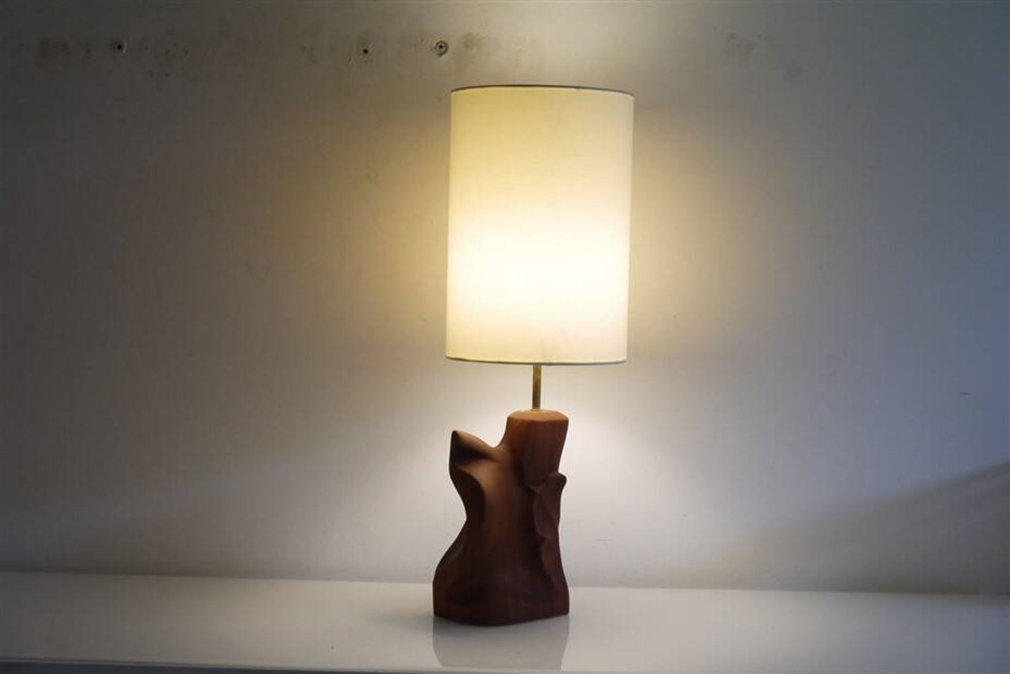Lampe scandinave en teck monoxyle 1960