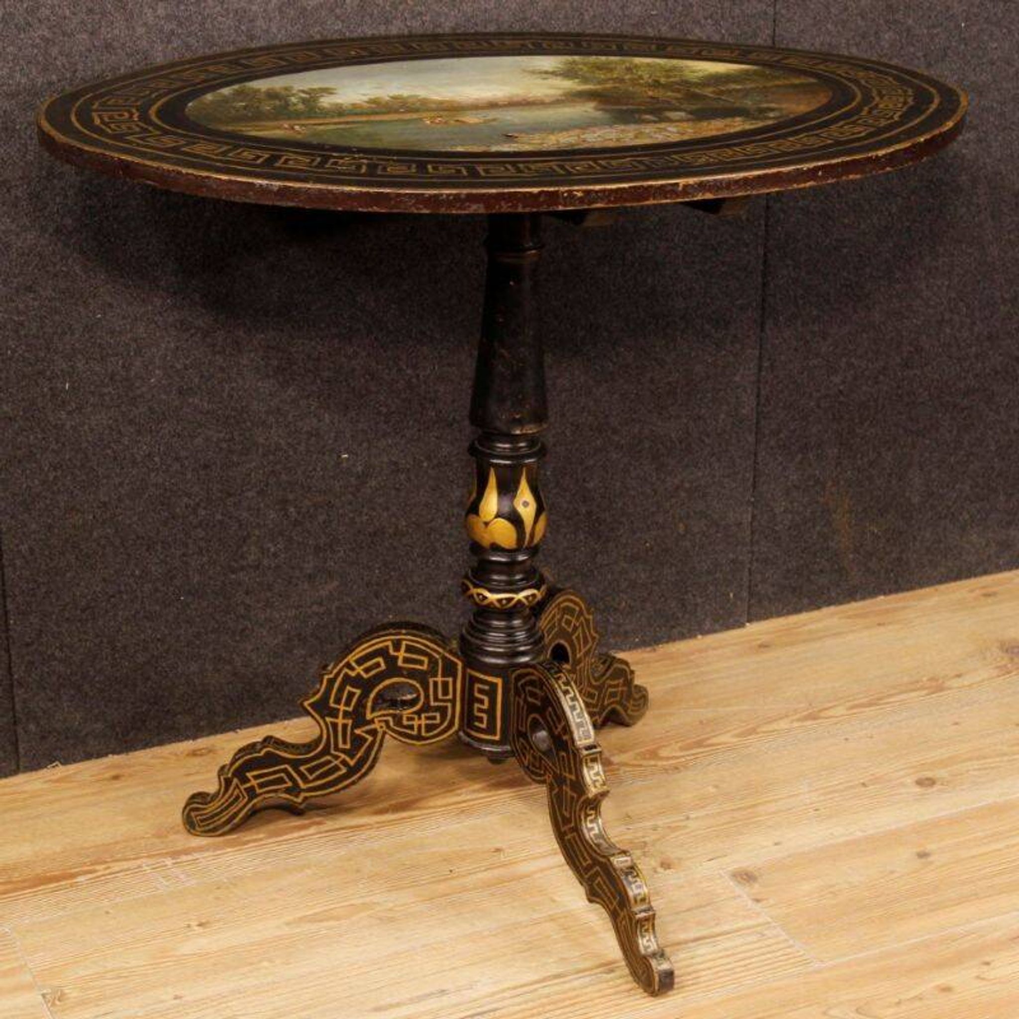Table d'appoint laquée et peinte anglaise du 20e siècle