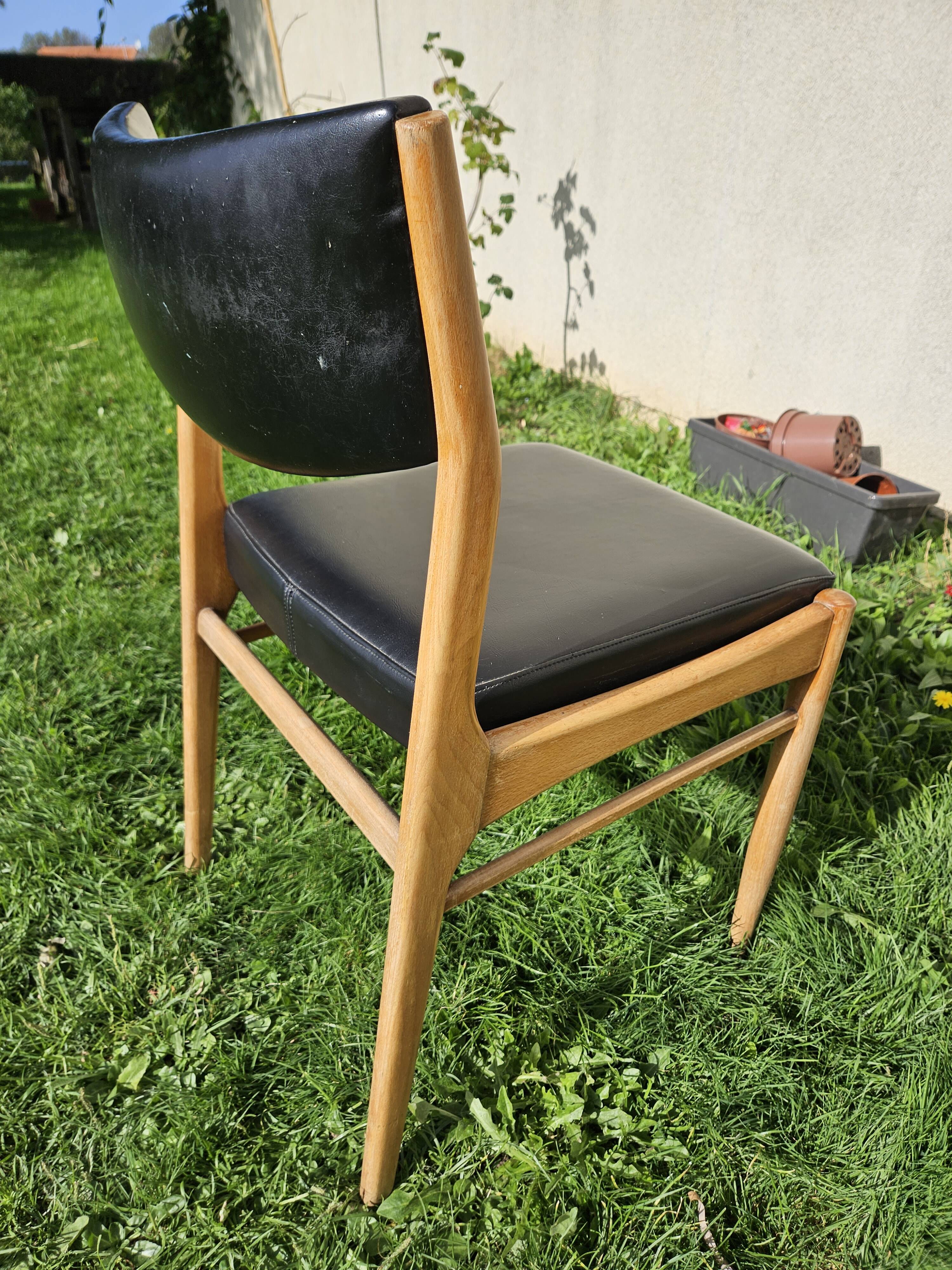 Chaise scandinave assise et dossier similicuir