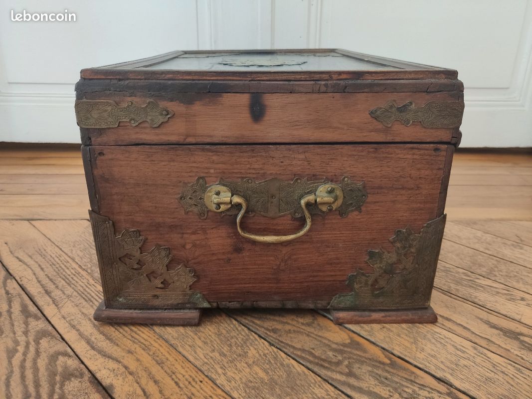 Old Indian wooden wedding chest decorated with chiseled brass plaque. India late 19th/early 20th