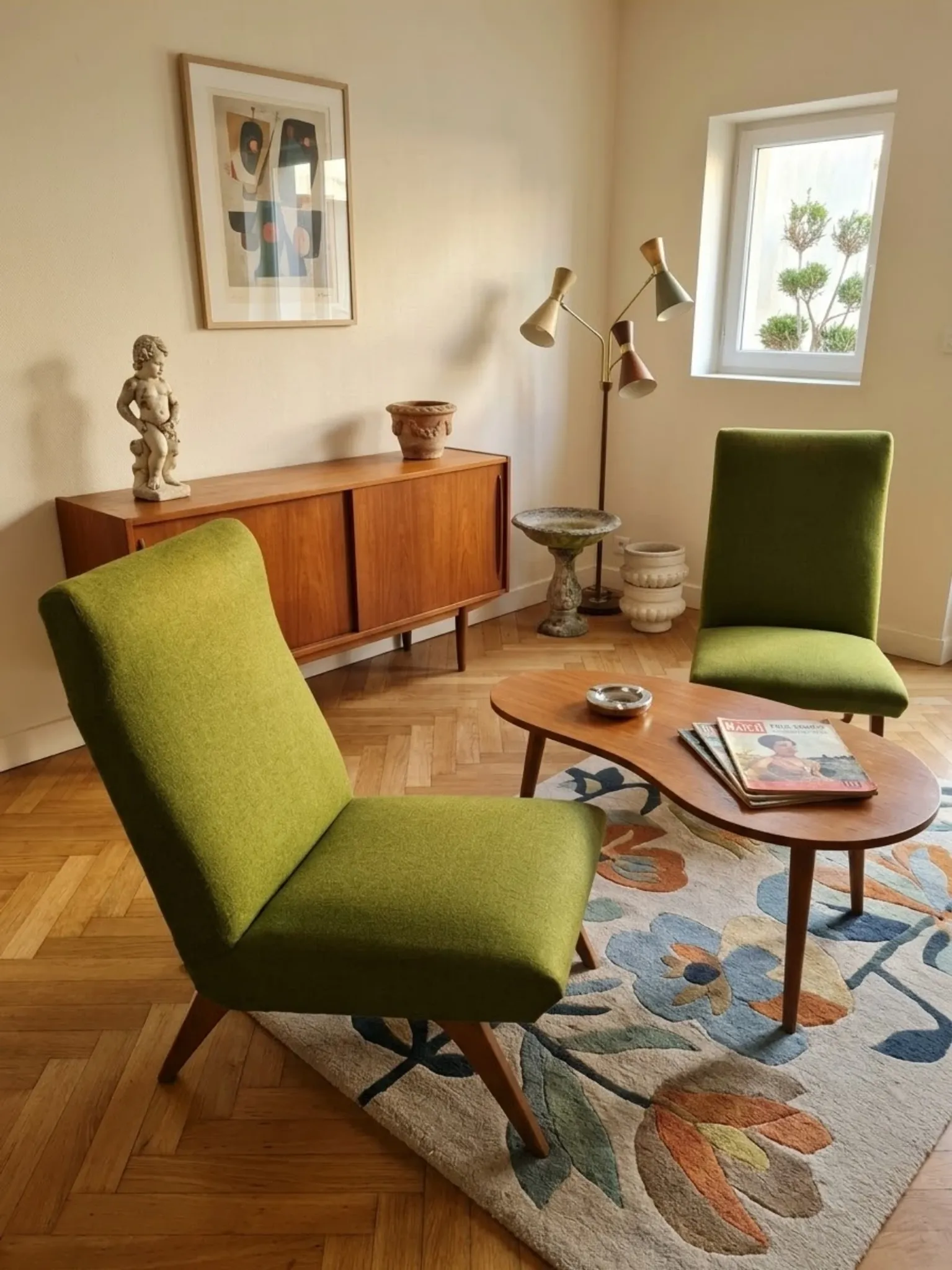 Pair of vintage armchairs with tapered legs from the 1950s.