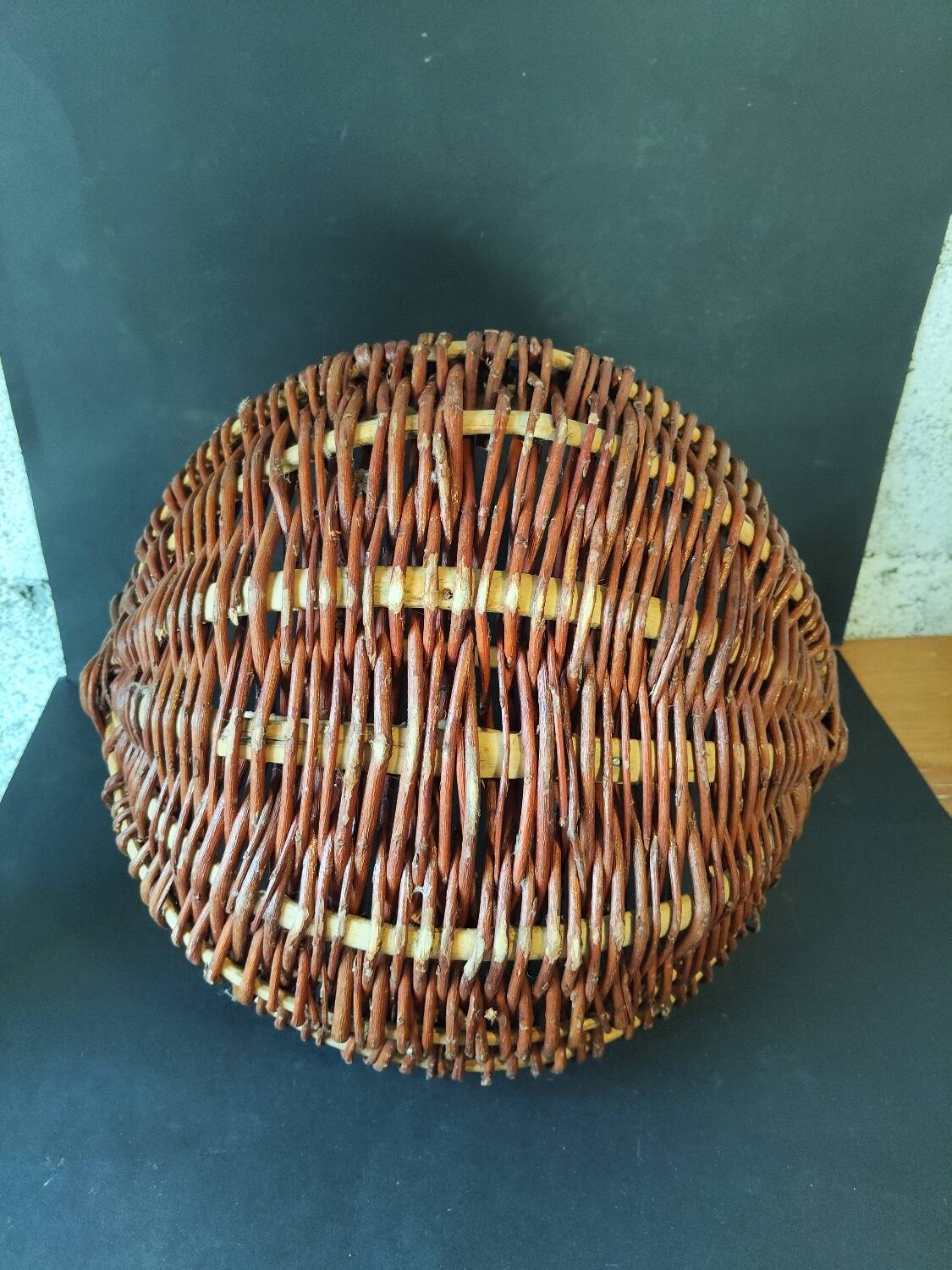 Basket of popular art in wicker – Handle carved with snakes – 20th century