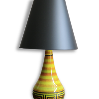 Lampe en céramique verte avec de fines rayures oranges. Années 70