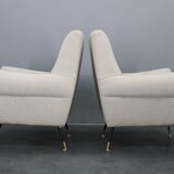 Paire de fauteuils bouclés italiens du milieu du siècle, pieds en fer et laiton, années 1950