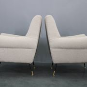 Paire de fauteuils bouclés italiens du milieu du siècle, pieds en fer et laiton, années 1950