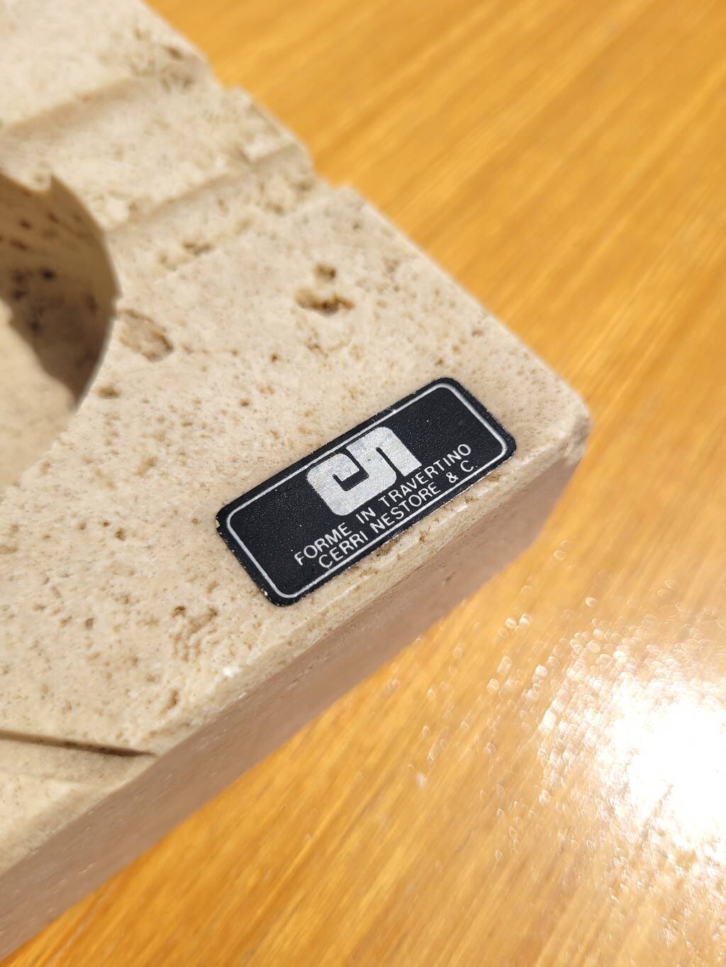 Cendrier en travertin par Cerri Nestore