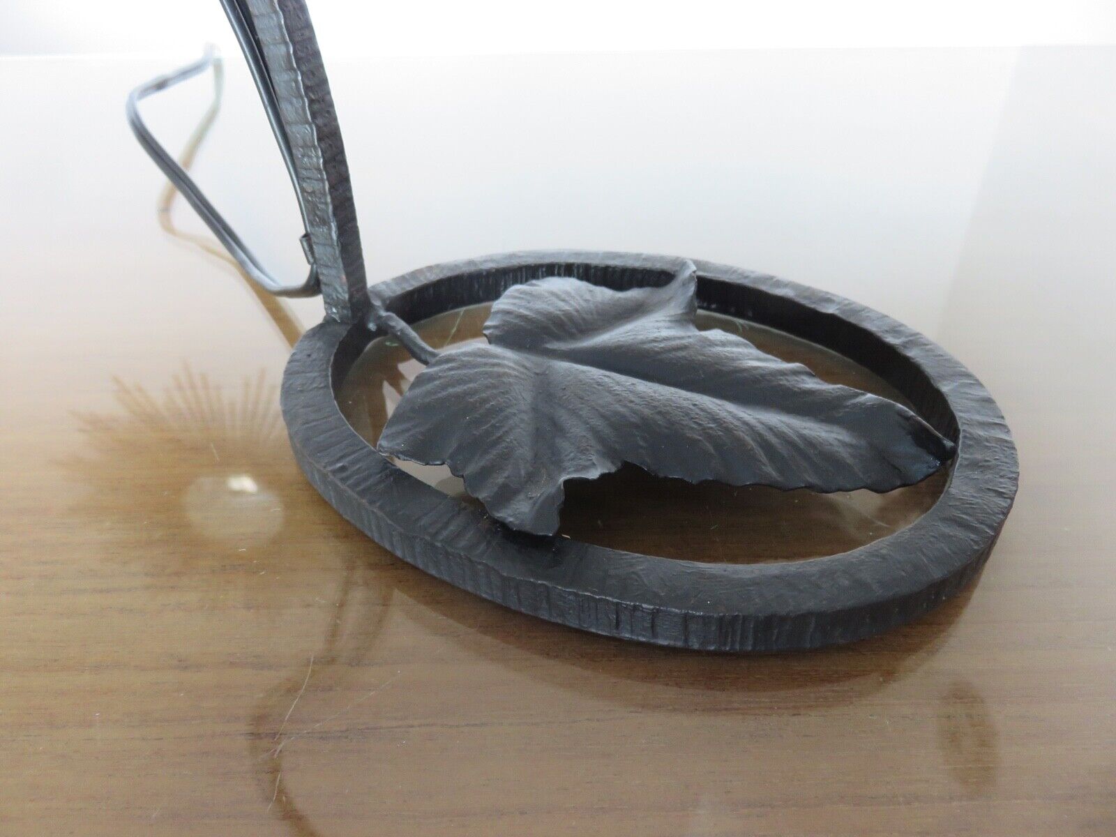 Art deco lamp in hammered wrought iron and tulip in glass, 30s 40s