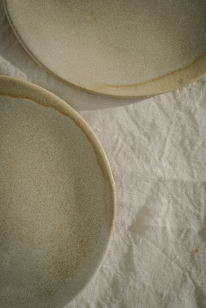 Flat stoneware plate - white