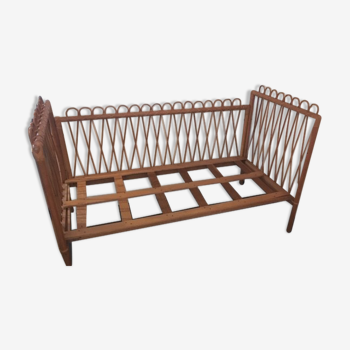 Flexible vintage bed for children in rattan 50s with mattress