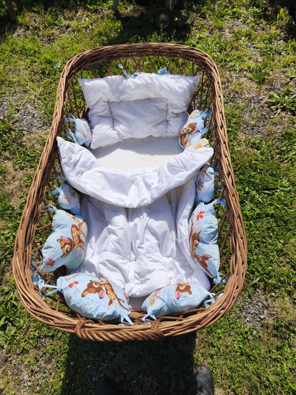 Berceau / landau en osier vintage sur roulettes