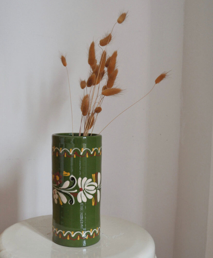 Vase à motifs fleuris vert vintage