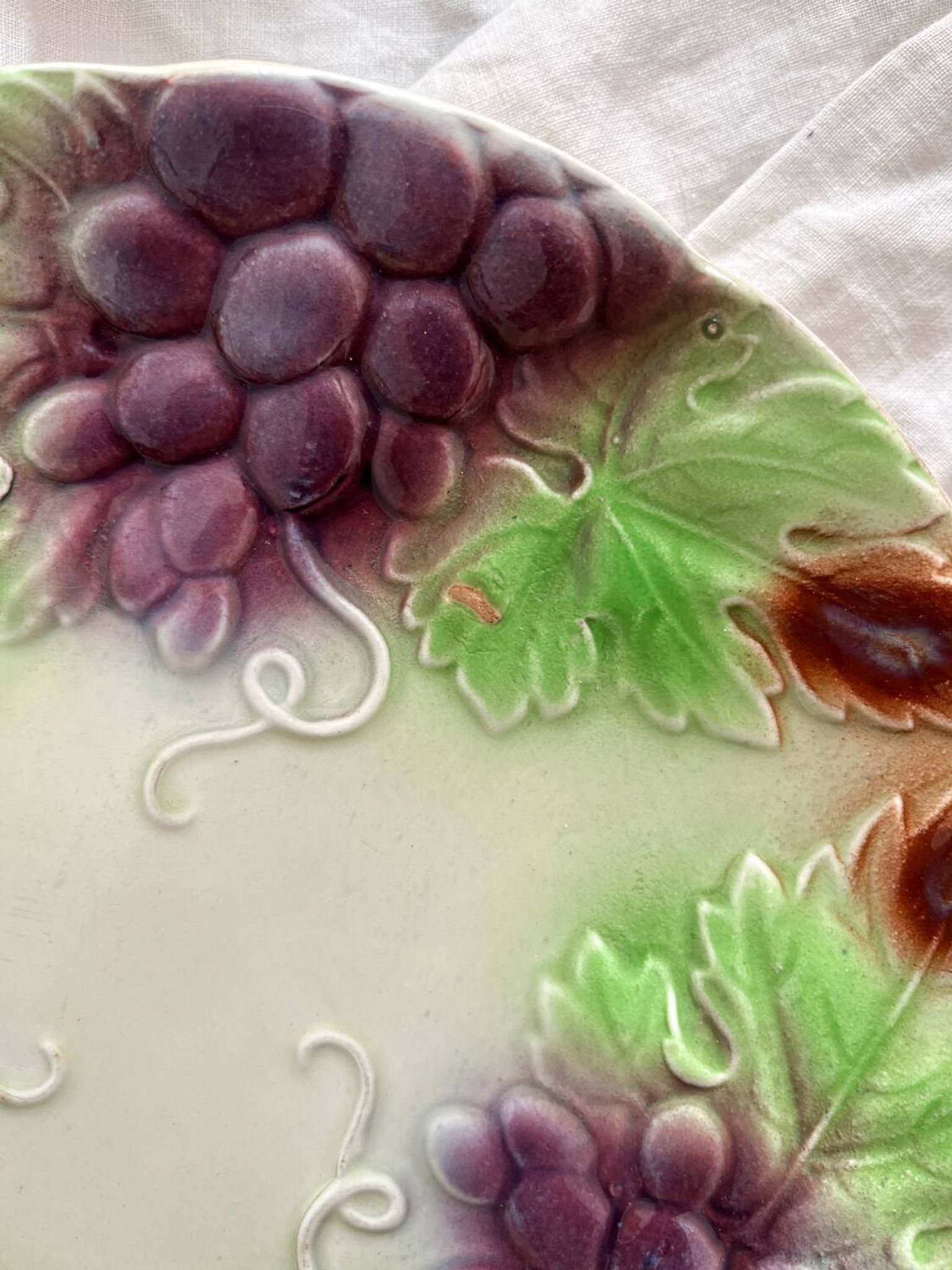 8 assiettes à dessert anciennes faïence en barbotine raisins
