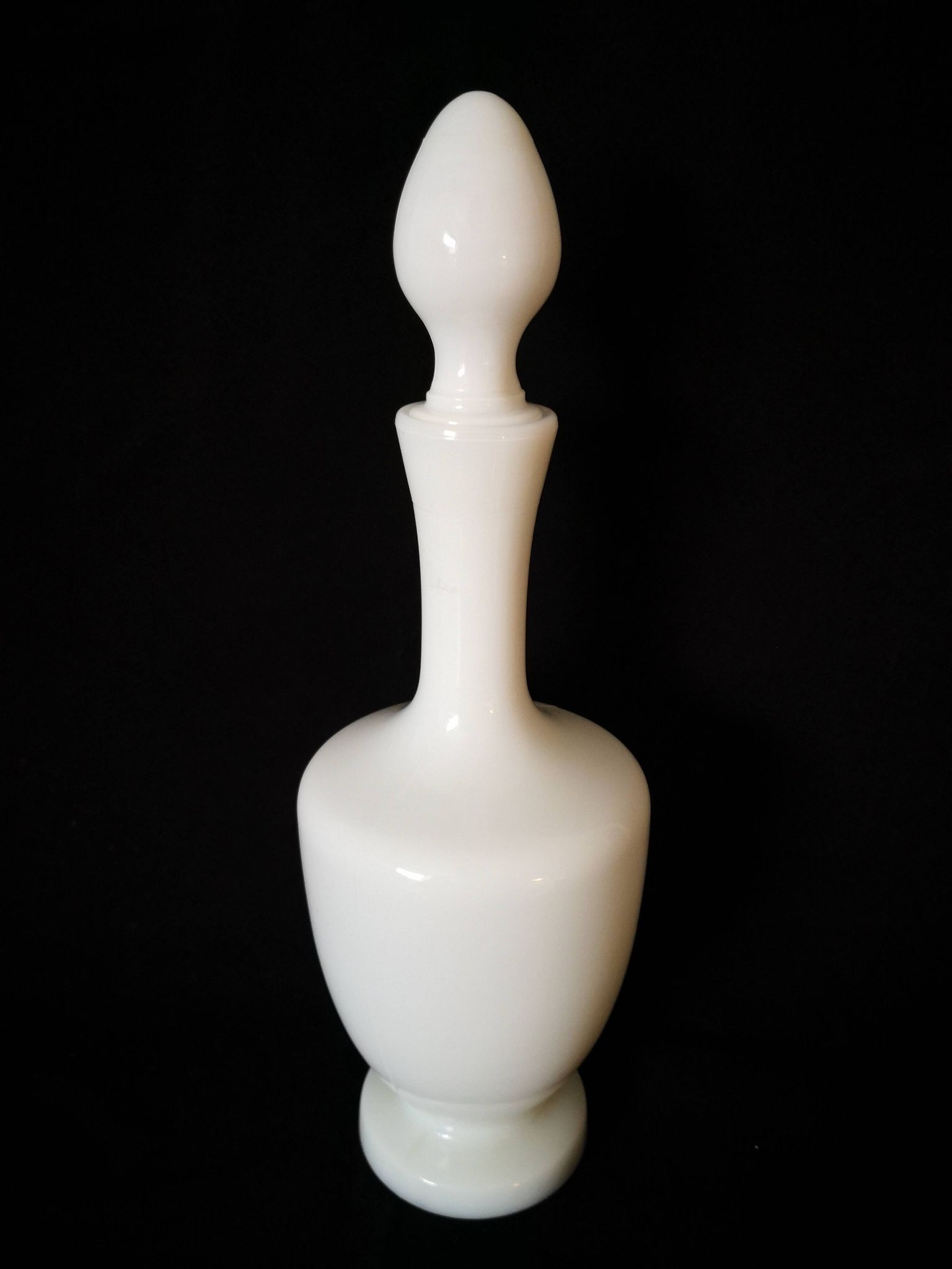 carafe en opaline blanche