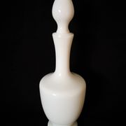 carafe en opaline blanche