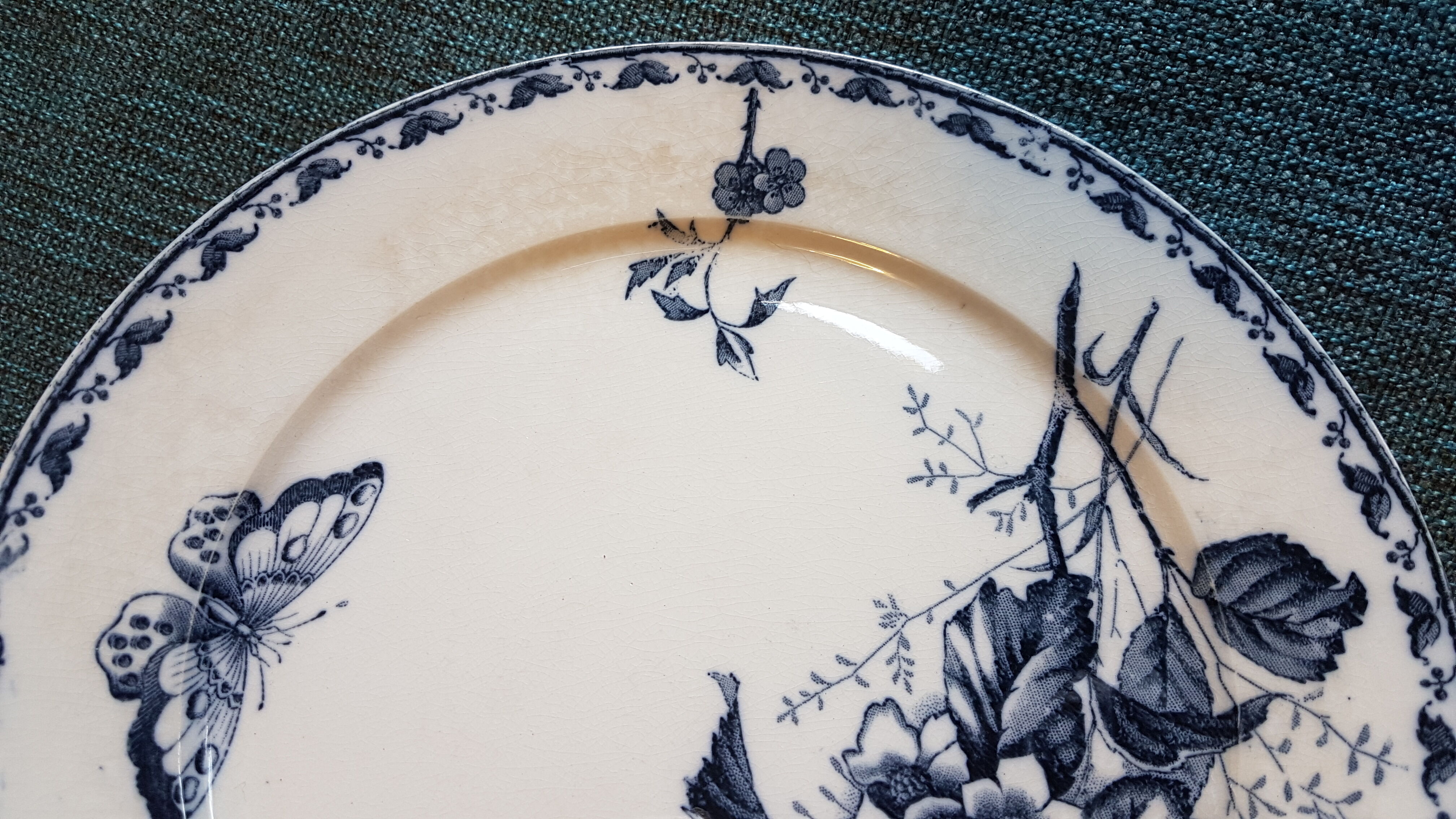 Paire d'assiettes en faïence à décor de fleurs