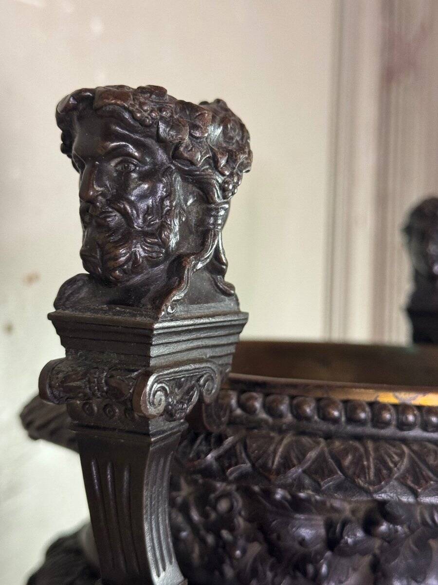 Patinated bronze vase with handles topped by bicéphalic busts, 19th century.