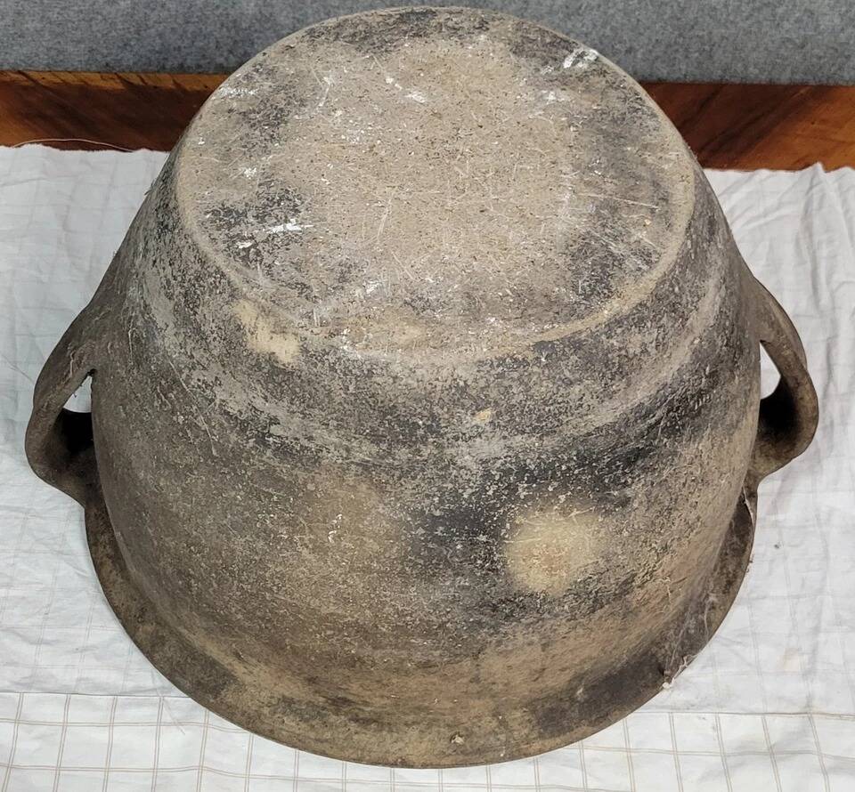 Old traditional Kabyle / Berber terracotta pottery, 16th century