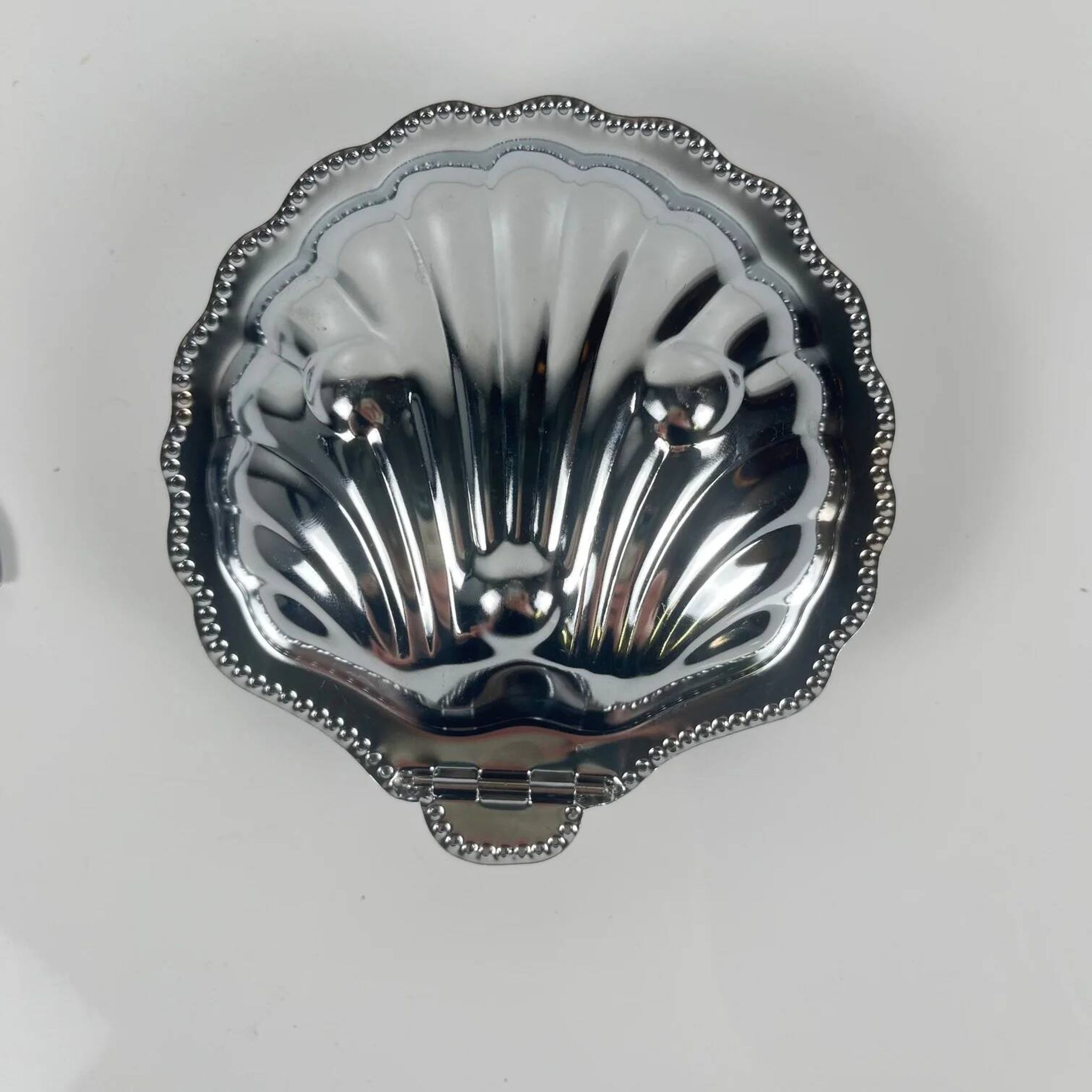 Beurrier coquillage en métal et insert bleu, 1970 avec couteau