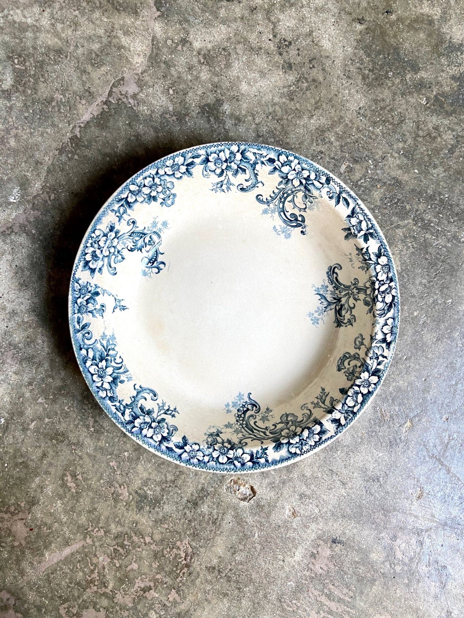 Round and hollow dish Boulenger & Cie in white and blue enamelled iron earth, "Wild rose" service