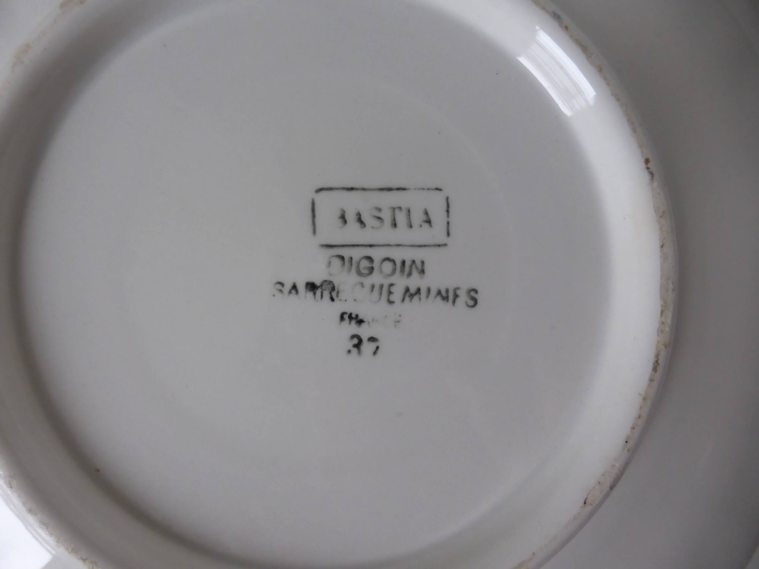 Vintage plate with a round rim, Digoin Sarreguemines model Bastia.