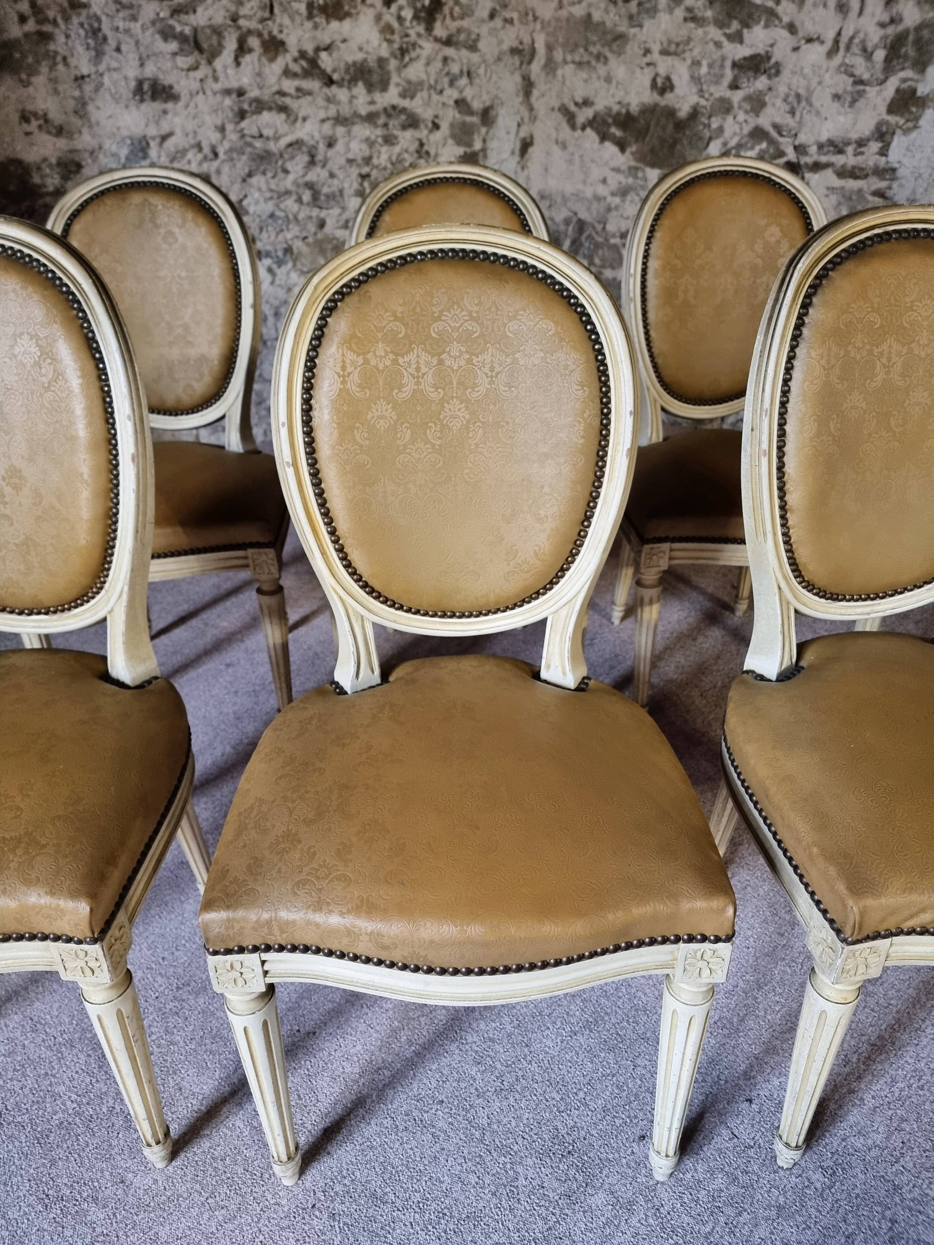 Chaises de salle à manger Louis XVI vintage – Ensemble de 8 chaises françaises sculptées en bois avec revêtement en simili cuir damassé caramel, années 1920/1930