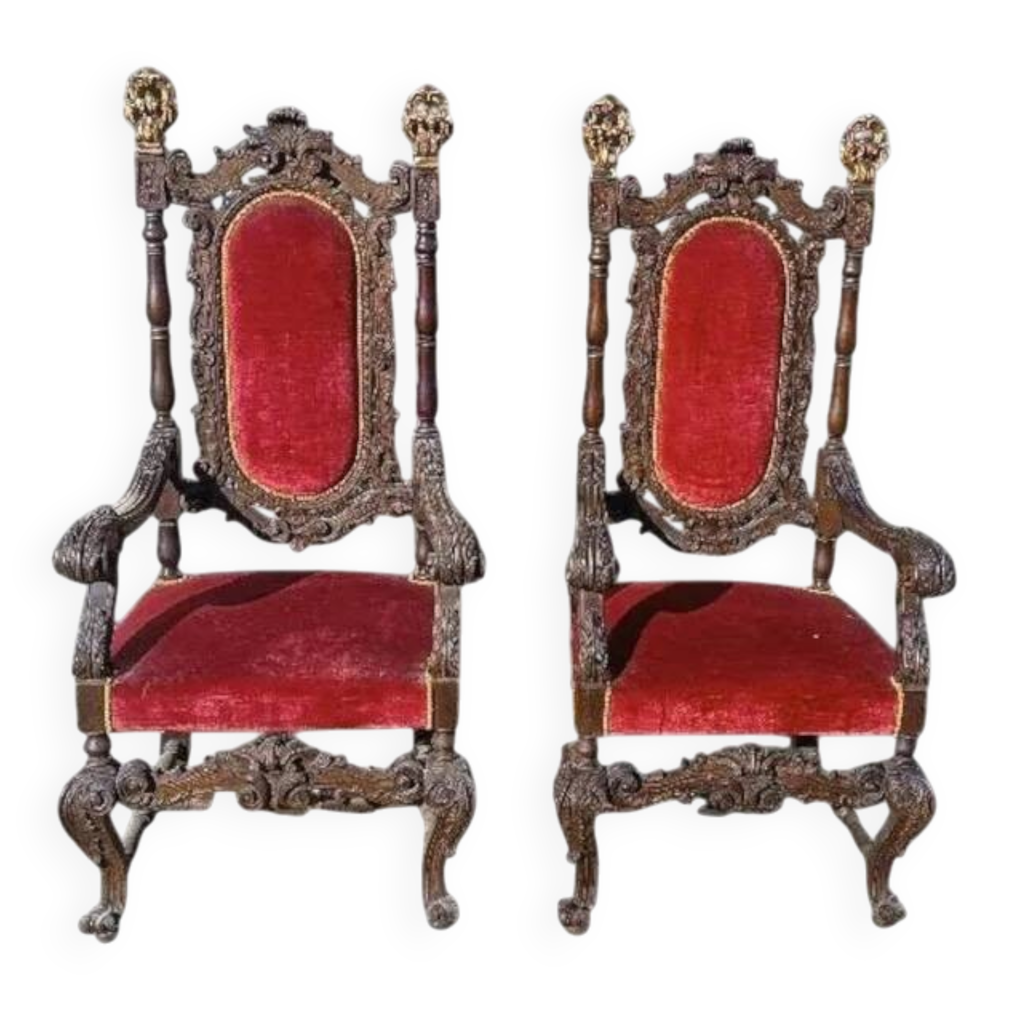 Paire de fauteuils anciens, sculptés en noyer.