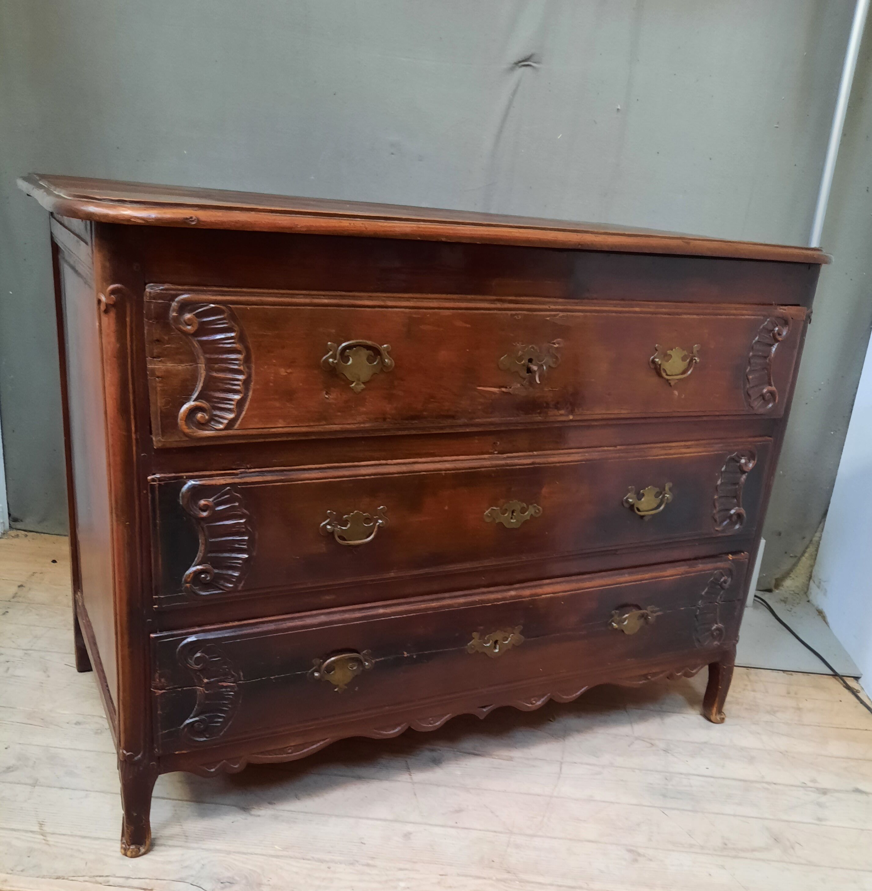 Antique oak chest of drawers