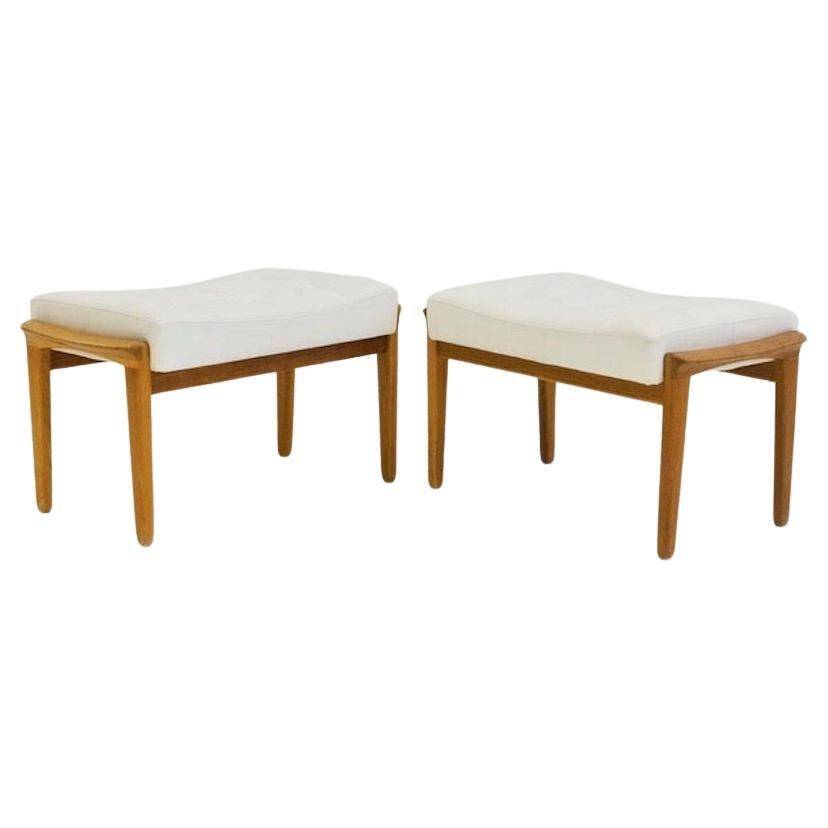 Paire d'ottomans tapissés en teck et cuir blanc