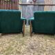 Duo de fauteuils vintage à tissus vert.