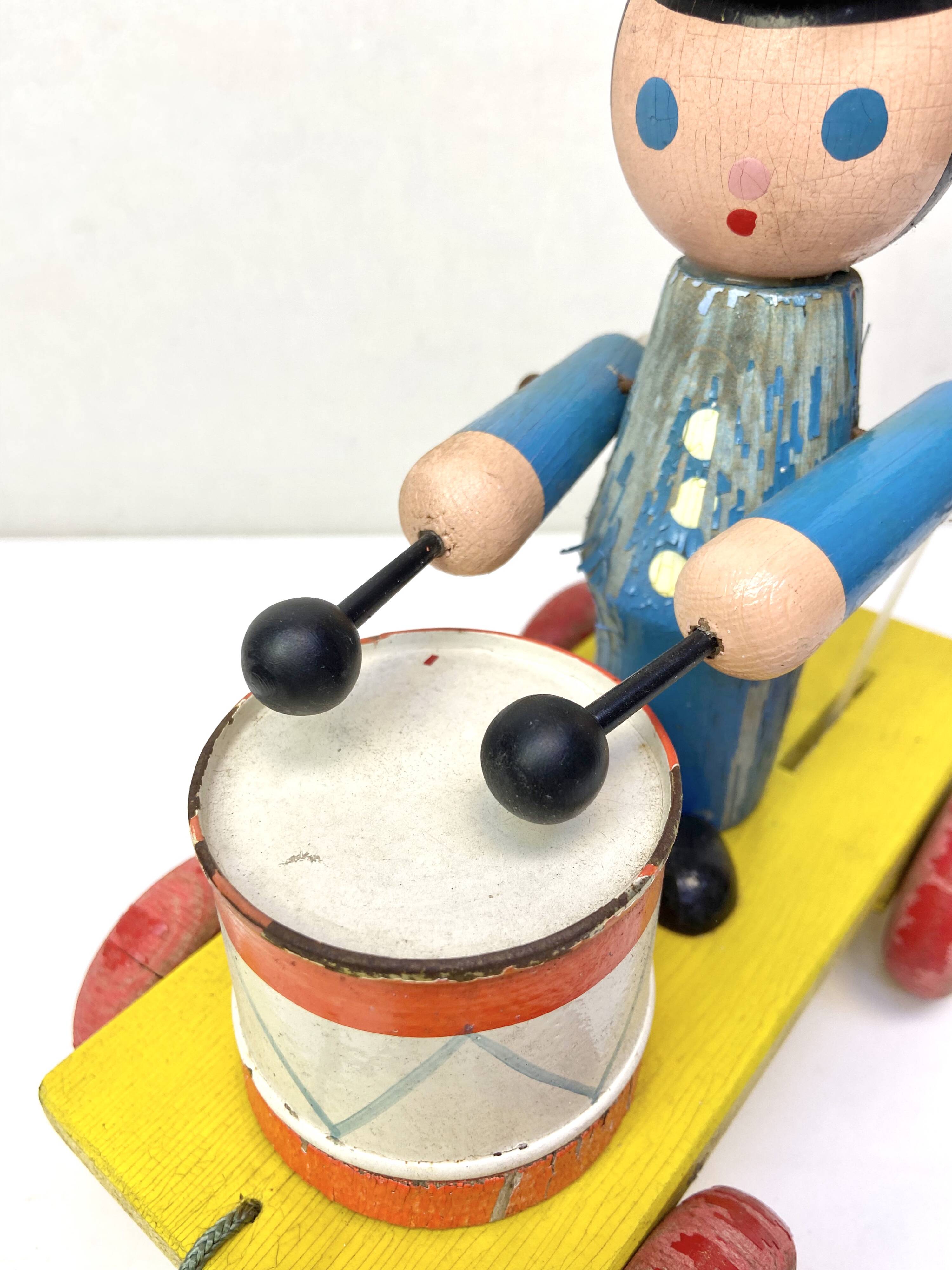 Ancien Jouet musical en bois à tirer - musicien soldat  jouant du tambour